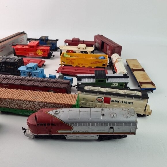 Mixed Lot HO Scale Trains Cars- Freight Boxcars-Flats-Tankers Locomotives T04 - Picture 2 of 13